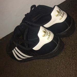 Black and white Adidas 6.5 in boys